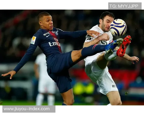 西甲激战：多特蒙德与巴黎圣日耳曼战成平局神扑瞬间引发热议与转会传闻