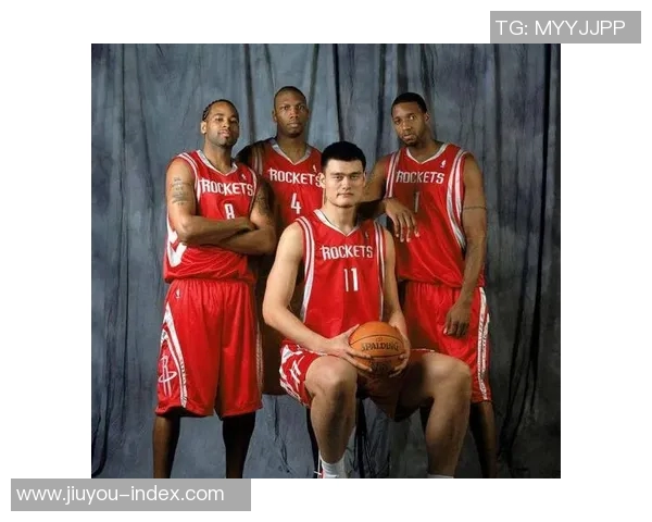 姚明与众球员合影留念的精彩瞬间回顾与背后的故事分享