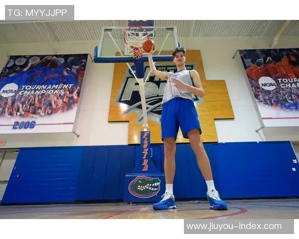 姚明以强壮的身体素质征服篮球场展现运动员的完美身姿与不屈精神