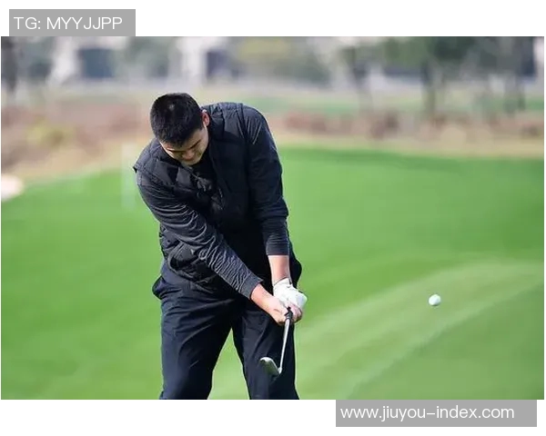 姚明跨界运动之旅高尔夫与足球的精彩碰撞与启示