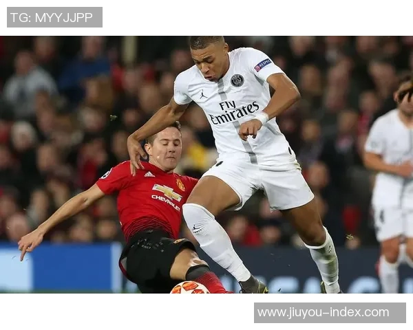 巴黎圣日耳曼大胜曼联引发转会传闻全场沸腾的瞬间回顾