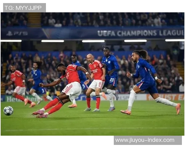 世界杯波尔图与本菲卡激战成平局乌龙球瞬间引发全场热烈反响 世界杯波尔图与本菲卡激战成平局乌龙球瞬间引发全场热烈反响